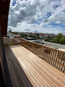 una terraza de madera con vistas a la ciudad en ModernLoft Ried, Balcony Suite, en Neuhofen im Innkreis 10 fotos más