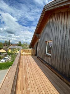 una gran terraza de madera junto a un edificio en ModernLoft Ried, Balcony Suite, en Neuhofen im Innkreis
