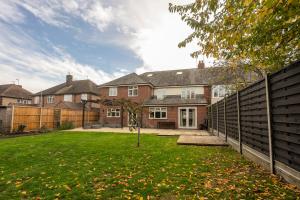 einen Außenblick auf ein Haus mit einem Zaun in der Unterkunft Contractor & Professional Friendly House in Sleaford