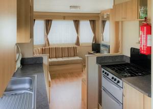 Kuchyň nebo kuchyňský kout v ubytování The Chase Holiday Park