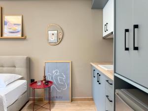 Η κουζίνα ή μικρή κουζίνα στο Dragoumi Suites Lydia +12 φωτογραφίες