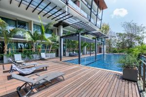 Πισίνα στο ή κοντά στο Spacious beautiful studio with big patio on the pool side !