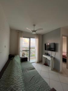 TV a/nebo společenská místnost v ubytování Quarto em Guarapari