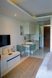 Η κουζίνα ή μικρή κουζίνα στο Spacious beautiful studio with big patio on the pool side !