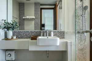 Ένα μπάνιο στο Spacious beautiful studio with big patio on the pool side ! +22 φωτογραφίες