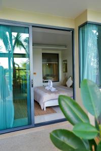 Ένα ή περισσότερα κρεβάτια σε δωμάτιο στο Spacious beautiful studio with big patio on the pool side !