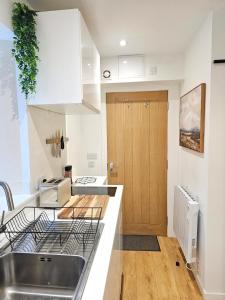 Kuchyň nebo kuchyňský kout v ubytování Inverness City Centre Studio Flat