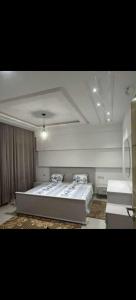 ein Schlafzimmer mit einem großen Bett in einem Zimmer in der Unterkunft Villa shadow in Mezraya