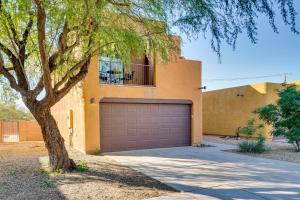 土桑Family Home with Fenced Yard in Tucson!的一座带车库和树的房子