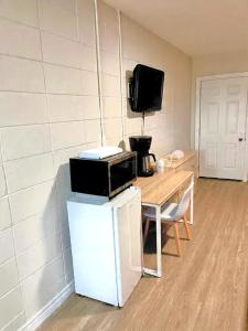 Cette chambre comprend un four micro-ondes installé au-dessus d'un réfrigérateur. dans l'établissement Inn On Pim, à Sault-Sainte-Marie