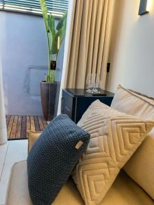 a living room with a couch with pillows and a table at ECOLETRAS LOFT CONTAINER - SÃO THOMÉ DAS LETRAS Mg in São Thomé das Letras +5 photos