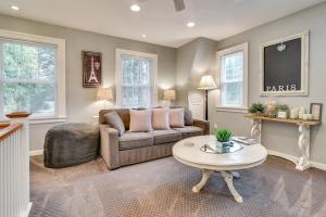 Posezení v ubytování 2 Mi to Bay Park Charming Milwaukie Getaway