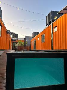 an empty swimming pool in front of a building at ECOLETRAS LOFT CONTAINER - SÃO THOMÉ DAS LETRAS Mg in São Thomé das Letras
