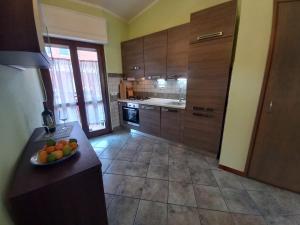 a kitchen with a bowl of fruit on a counter at Al 28в, Appartamento Teulada in Teulada