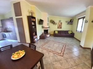 a living room with a table with a bowl of fruit on it at Al 28в, Appartamento Teulada in Teulada