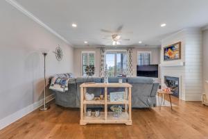 ein Wohnzimmer mit Sofa und Tisch in der Unterkunft Great Escape in Kure Beach