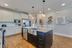 eine Küche mit Spüle und Arbeitsplatte in der Unterkunft Great Escape in Kure Beach