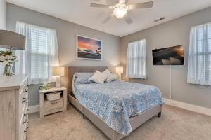 ein Schlafzimmer mit einem Bett und einem Deckenventilator in der Unterkunft Great Escape in Kure Beach