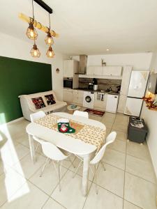 阿克斯莱泰尔姆Appartement centre Ax-les-Thermes proche télécabines & parking的房间里有一张桌子和几把椅子的厨房