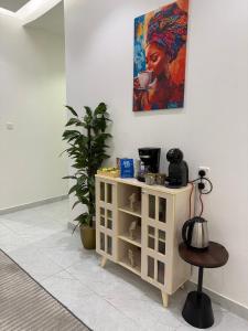 Kohvi ja tee valmistamise võimalus majutusasutuses غرفة وصالة مودرن