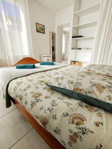 a bedroom with two beds in a room at Appartement centre Ax-les-Thermes proche télécabines & parking in Ax-les-Thermes