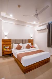 ein Schlafzimmer mit einem großen Bett in einem Zimmer in der Unterkunft Hotel Travana Stay at Pitampura in Neu-Delhi