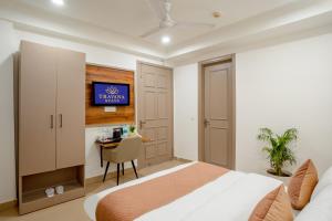 ein Hotelzimmer mit Bett und Schreibtisch in der Unterkunft Hotel Travana Stay at Pitampura in Neu-Delhi