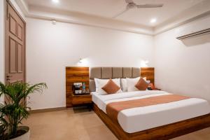 ein Schlafzimmer mit einem großen Bett in einem Zimmer in der Unterkunft Hotel Travana Stay at Pitampura in Neu-Delhi + 62 Fotos