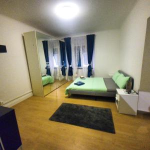 1 dormitorio con cama verde y espejo en Dalla Laretta di fronte all Acquario di Genova, en Génova