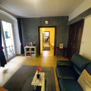 una sala de estar con un sofá y una mesa en Dalla Laretta di fronte all Acquario di Genova, en Génova