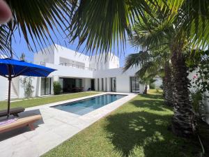 Bazén v ubytování Dar El Musc nebo v jeho okolí