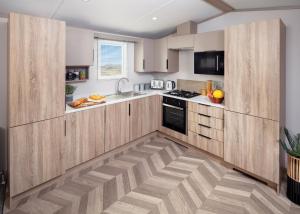 Kuchyň nebo kuchyňský kout v ubytování Golden Anchor Caravan Park