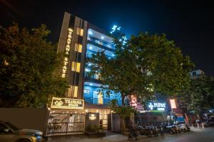 ein Gebäude mit vielen Motorrädern davor in der Unterkunft Hotel Travana Stay at Pitampura in Neu-Delhi