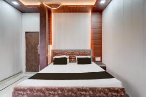 a bedroom with a large bed in a room at SPOT ON Sokoon Home Stay in Morādābād
