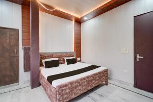 a bedroom with a large bed in a room at SPOT ON Sokoon Home Stay in Morādābād