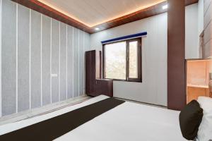 a bedroom with a bed and a window at SPOT ON Sokoon Home Stay in Morādābād