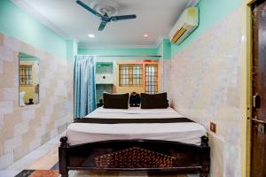 a bedroom with a bed in a room at Hotel O Surya Lodge in Guntūr +23 photos