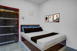 Giường trong phòng chung tại SPOT ON Khushi Lodge