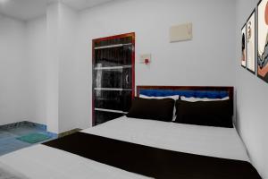 Giường trong phòng chung tại SPOT ON Khushi Lodge