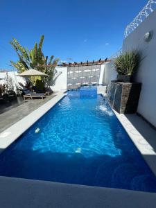 une piscine dans l'arrière-cour d'une maison dans l'établissement Casa de descanso, con Alberca climatizada, à Coyula