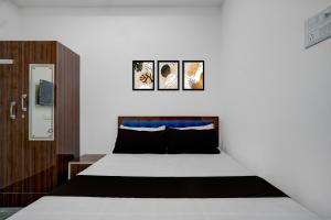 Giường trong phòng chung tại SPOT ON Khushi Lodge