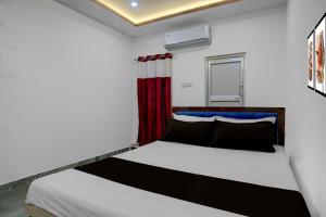 Giường trong phòng chung tại SPOT ON Khushi Lodge