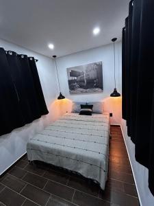 - une chambre avec un lit éclairé dans l'établissement Casa de descanso, con Alberca climatizada, à Coyula 19 autres photos