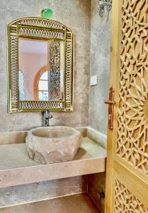 ein Badezimmer mit einem Steinwaschbecken und einem Spiegel in der Unterkunft Dar Lina Guesthouse Luxor in Luxor + 68 Fotos