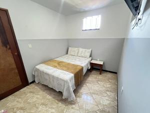 une petite chambre avec un lit et une fenêtre dans l'établissement Apartamento a 1 km da Orla de Atalaia 2º andar, à Aracaju