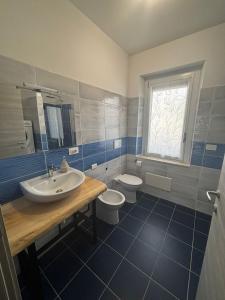 a bathroom with a sink and a toilet at Elegante bilocale a due passi dal centro in Saluggia +2 photos