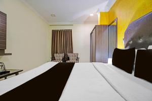 Una habitación de hotel con una cama y dos sillas. en Collection O Machilipatnam Bus Terminal Formerly Vijaya Raghava Residency, en Machilīpatnam 21 fotos más