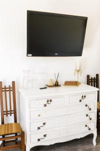 un tocador blanco con un televisor encima en Alojamiento en Paine, 