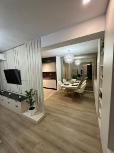 un salon avec une table et une salle à manger dans l'établissement Pipera Luxury Suite - Victoria Homes, à Voluntari