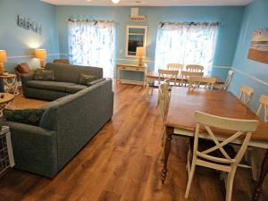 un salon avec un canapé et une table à manger dans l'établissement Huge Beautiful Condo with great view of the Ocean, à Myrtle Beach 35 autres photos